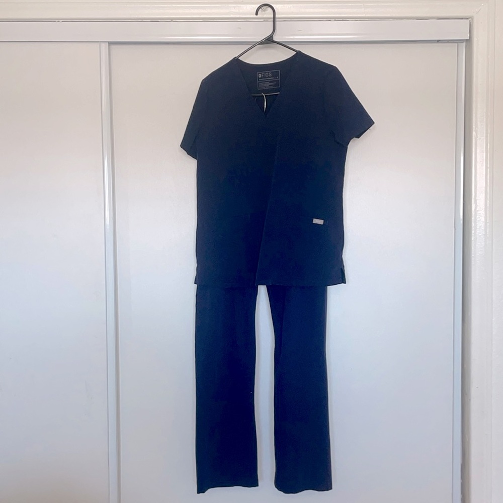 Navy blue figs brand scrubs. Casma 3 pocket top, straight leg pants (Livingston)